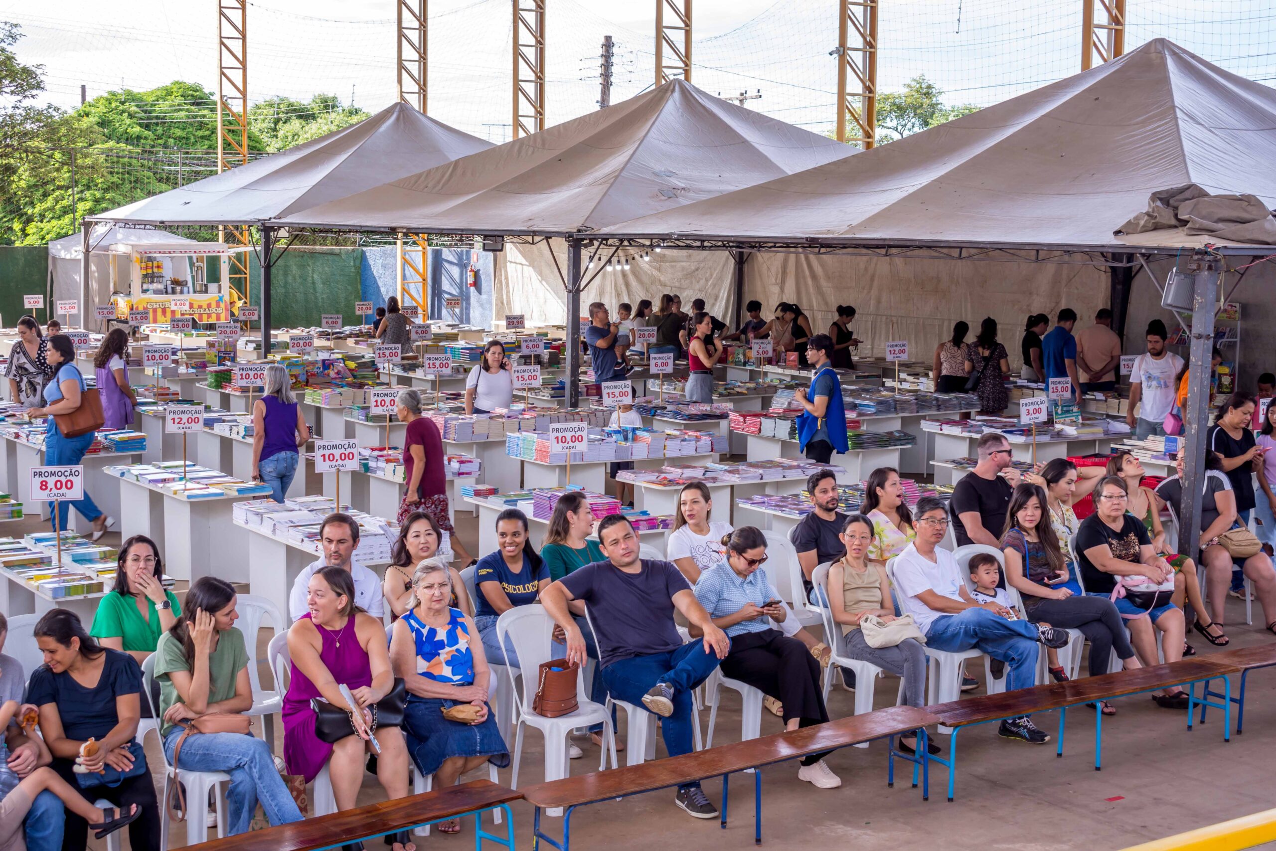 No momento, você está visualizando Feira do Livro da Escola São José recebe centenas de pessoas,  e é um sucesso